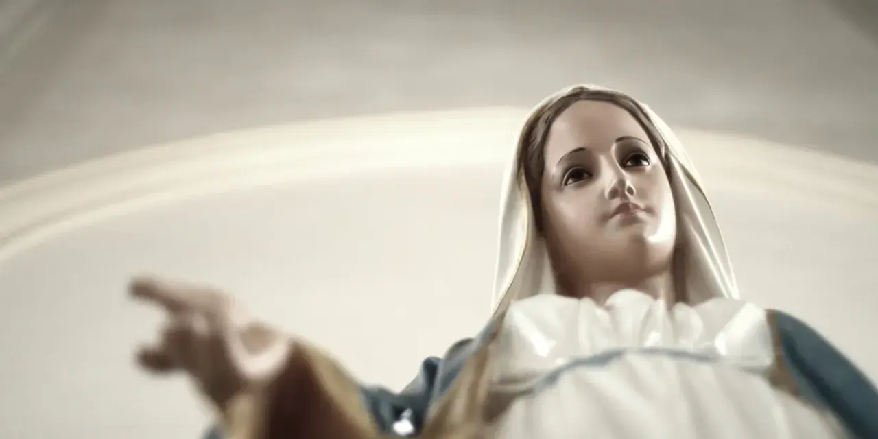 Figurka Matki Boskiej z wyciągniętym palcem, jakby odpowiadała na pytanie, czy Maryja miała więcej dzieci.