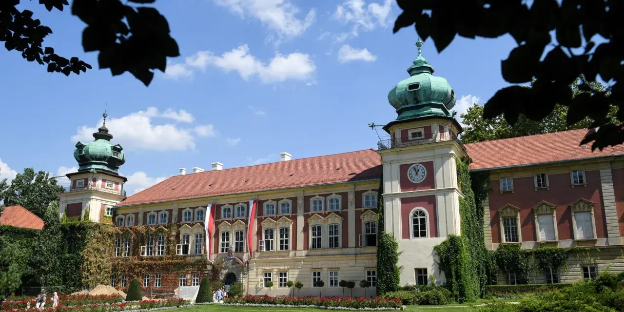 Pałac w Mosznej, gdzie nagrywano "Trędowatą", z zielonymi wieżyczkami i ogrodem.