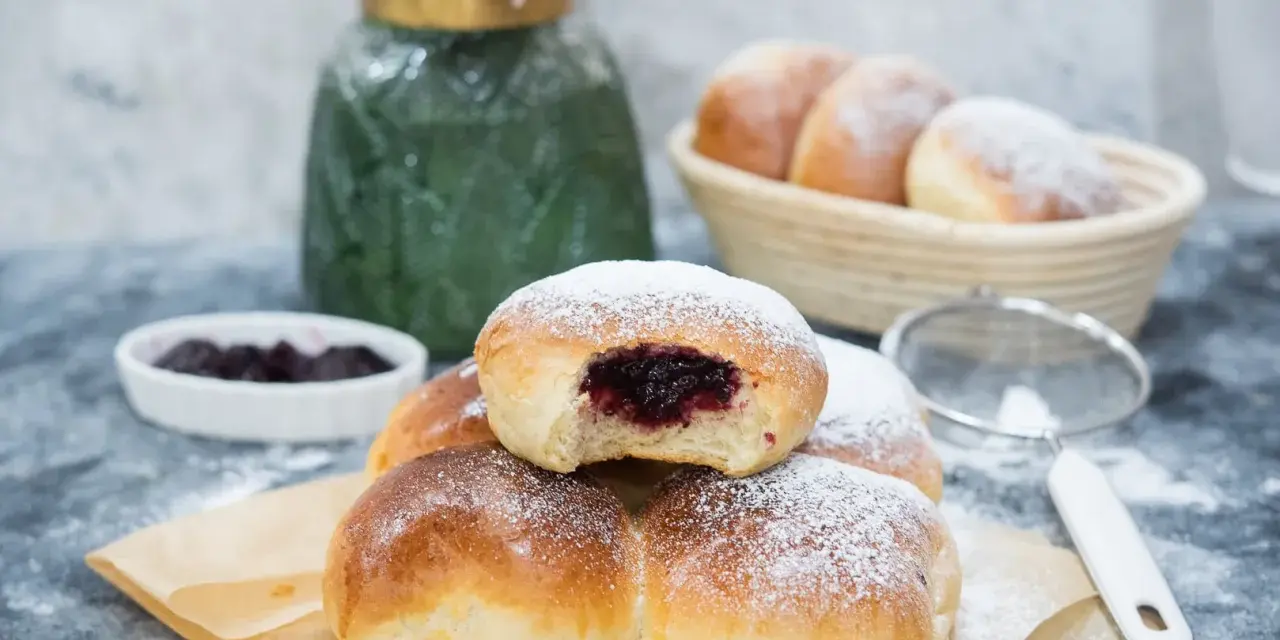 Najprostsze bułeczki drożdżowe z dżemem, posypane cukrem pudrem. Idealne na deser lub śniadanie.