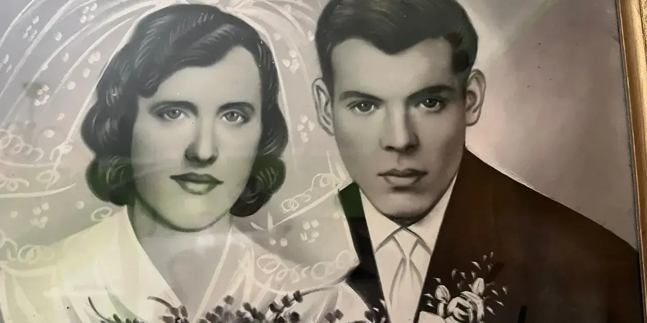 Para świętująca diamentowe gody, ile to lat? 60 lat wspólnego życia, uwiecznione na portrecie ślubnym.