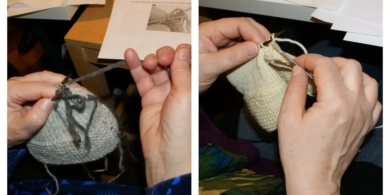 Händer stickar med garn och stickor. Instruktioner syns i bakgrunden. Man kan se hur man ska sticka upp maskor.