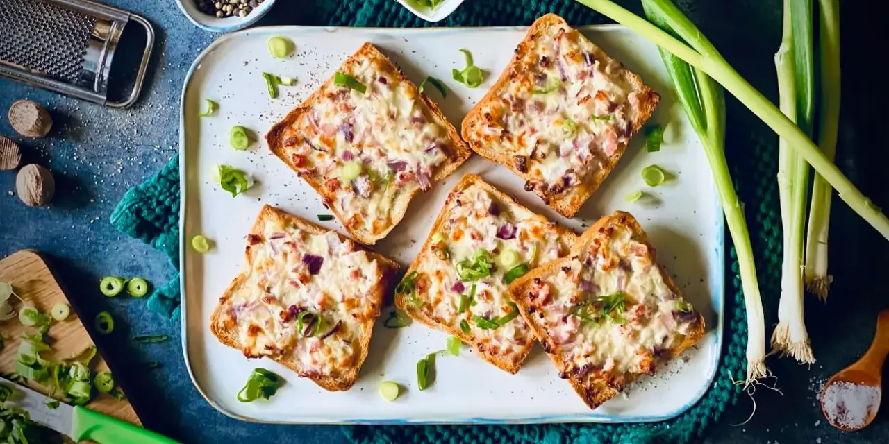 Herzhafte überbackene Brote mit Zwiebeln und Speck – tolle Ideen für ein schnelles Abendessen!