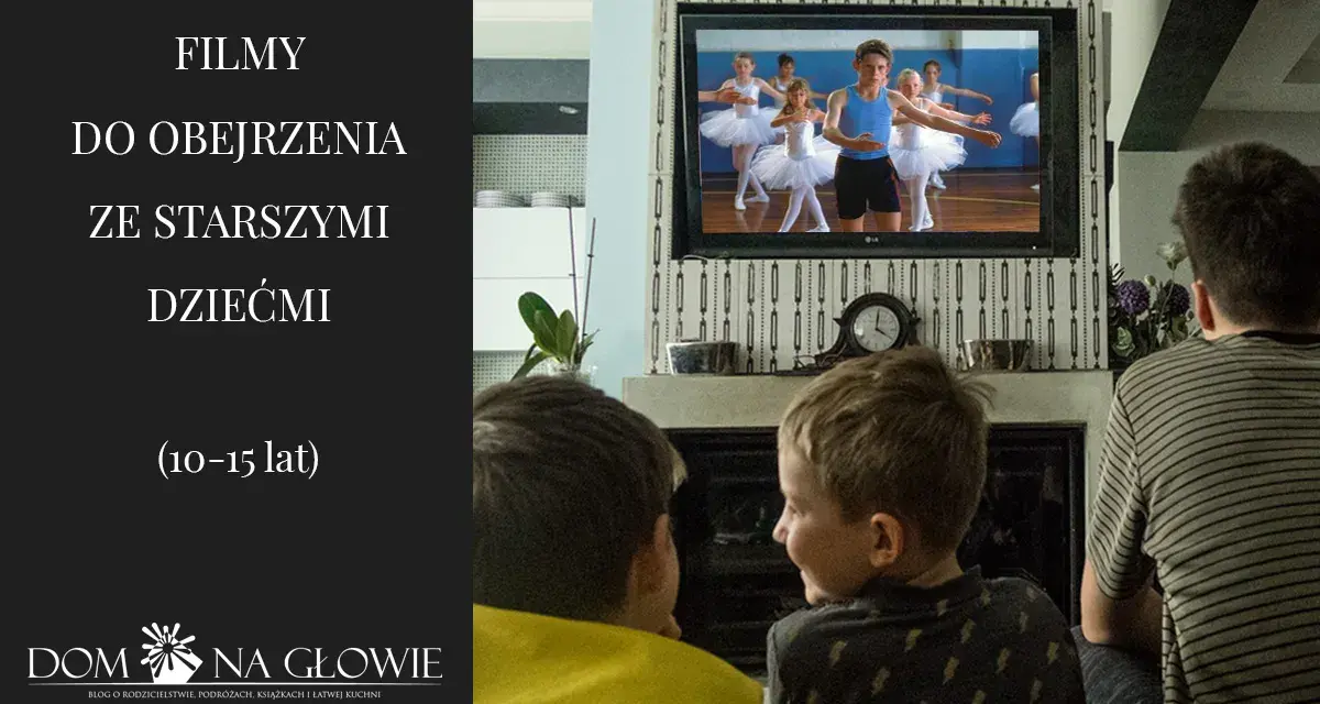 Dwóch chłopców ogląda na ekranie film o balecie. To mądre filmy warte obejrzenia z dziećmi w wieku 10-15 lat.