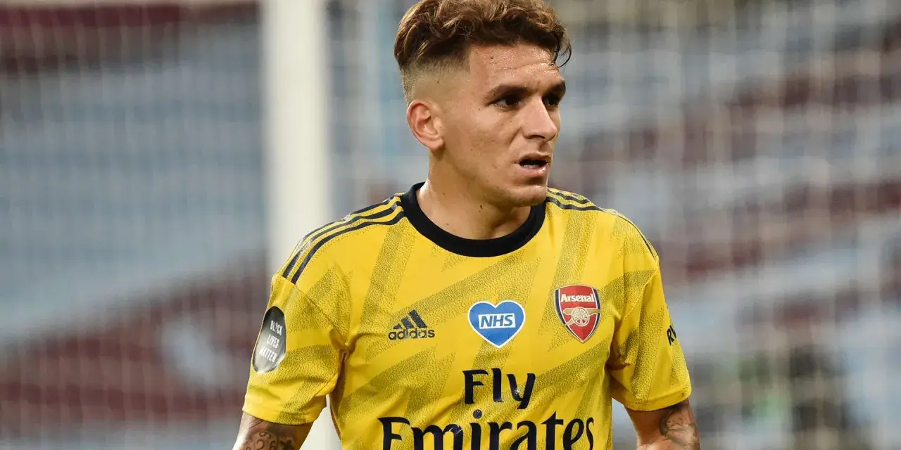 El uruguayo del Arsenal, Lucas Torreira, con su icónica camiseta amarilla, luce concentrado en el partido.