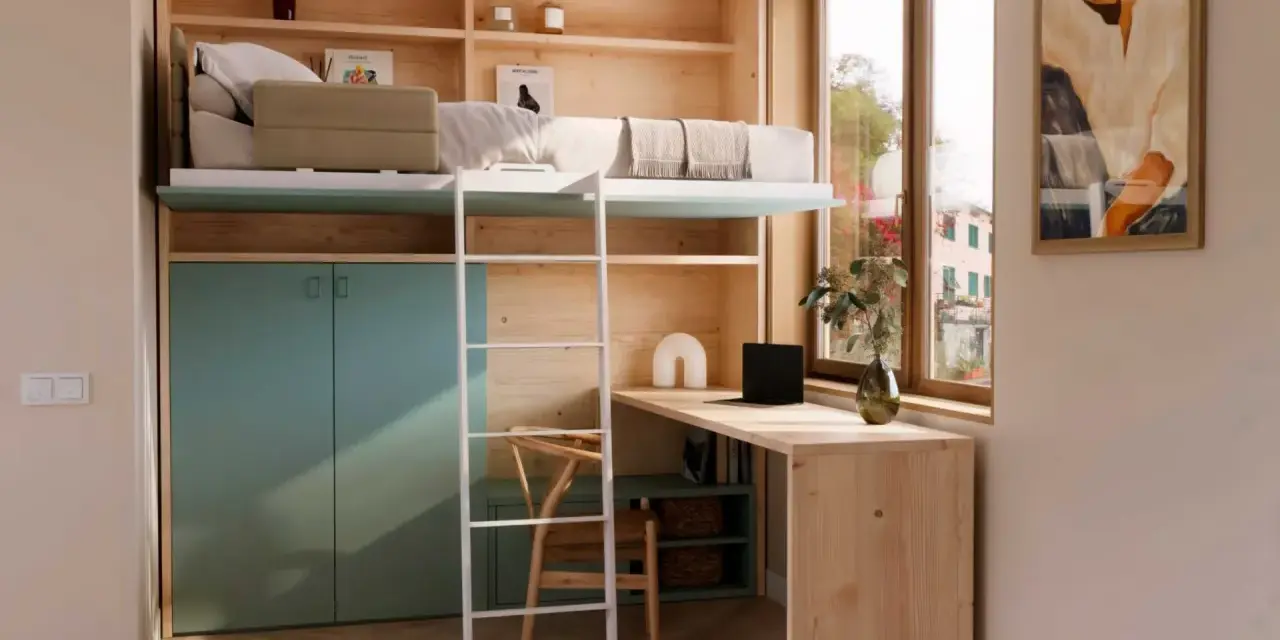 Solución inteligente para habitaciones pequeñas juveniles: cama elevada, escritorio y armarios integrados en madera clara y verde menta.