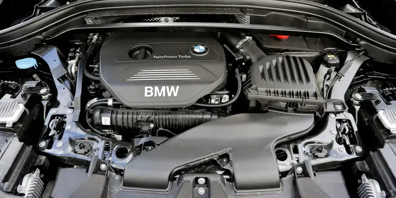 Silnik BMW X1 F48 TwinPower Turbo. Choć marka słynie z niezawodności, warto znać potencjalne wady tego modelu.