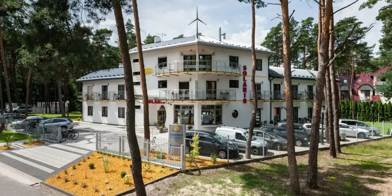 Gdzie najtańsze noclegi nad morzem? Odkryj ukryte perełki i oszczędzaj