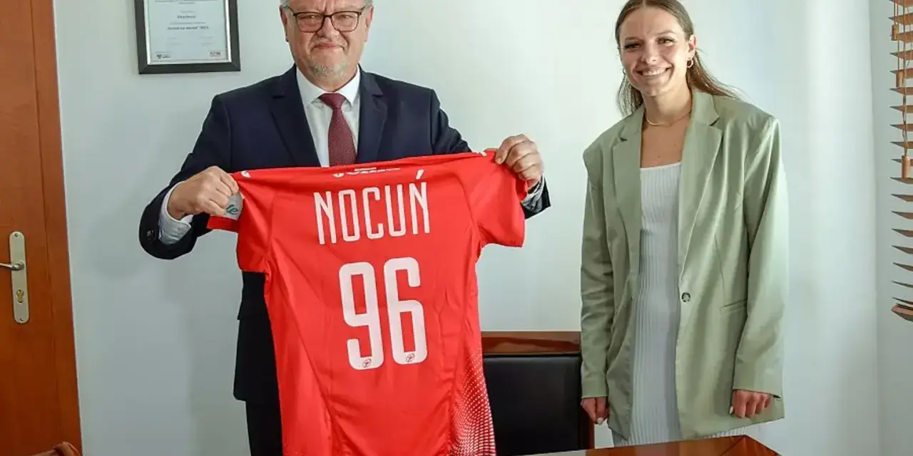 Dagmara Nocuń z dumą prezentuje koszulkę z numerem 96, symbolizującą jej sportowe osiągnięcia.