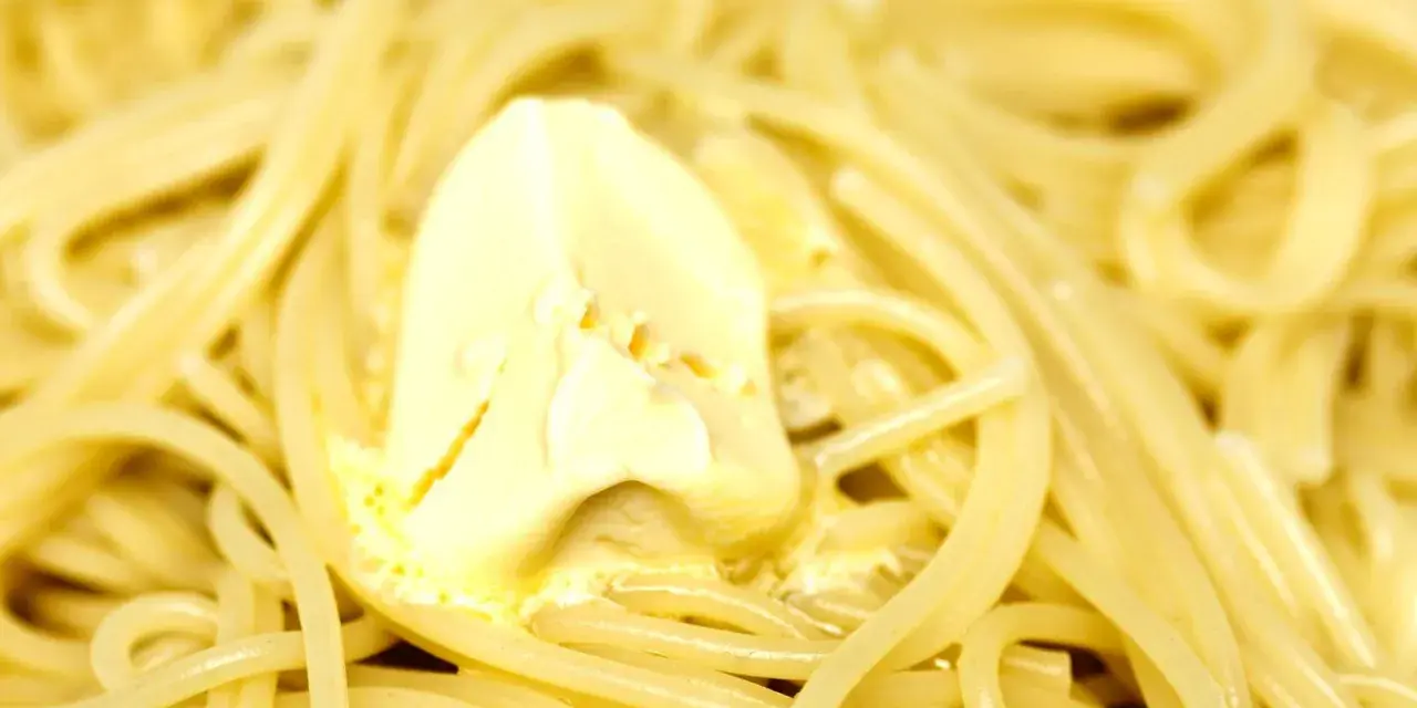 Spaghetti fumanti con un pezzo di burro che si scioglie, un classico piatto di pasta in bianco.