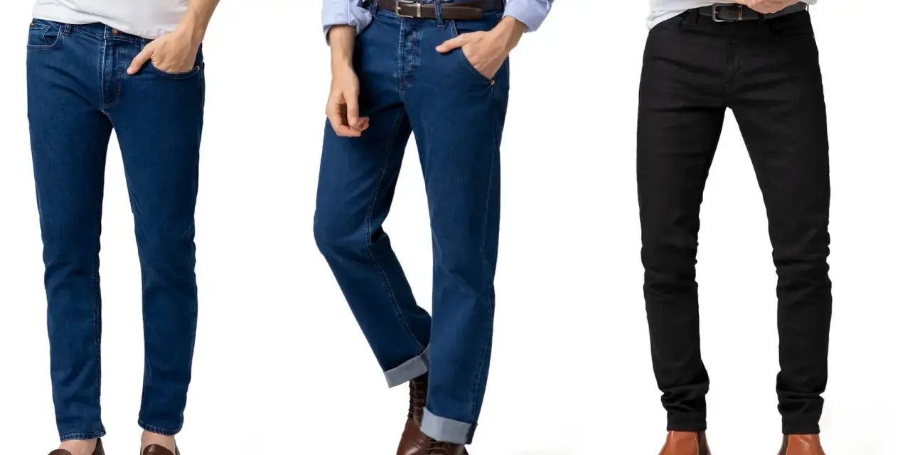 Tre uomini mostrano diversi outfit ufficio jeans: blu scuro, blu medio con risvolto e neri.
