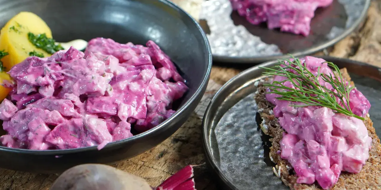 Klassisches Heringssalat Rezept: Cremiger Salat mit Roter Bete, Kartoffeln und Dill auf Brot.