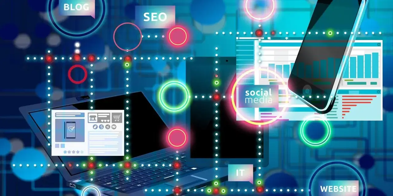 Pubblicità, comunicazione digitale e creatività d'impresa: laptop, smartphone e icone per blog, SEO, social media e sito web su sfondo blu tecnologico.