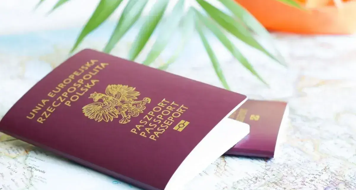 Pasporty na mapie, liść palmy i papierowa łódka. Czy do Macedonii potrzebny jest paszport? Tak, do podróży do Macedonii potrzebny jest paszport.