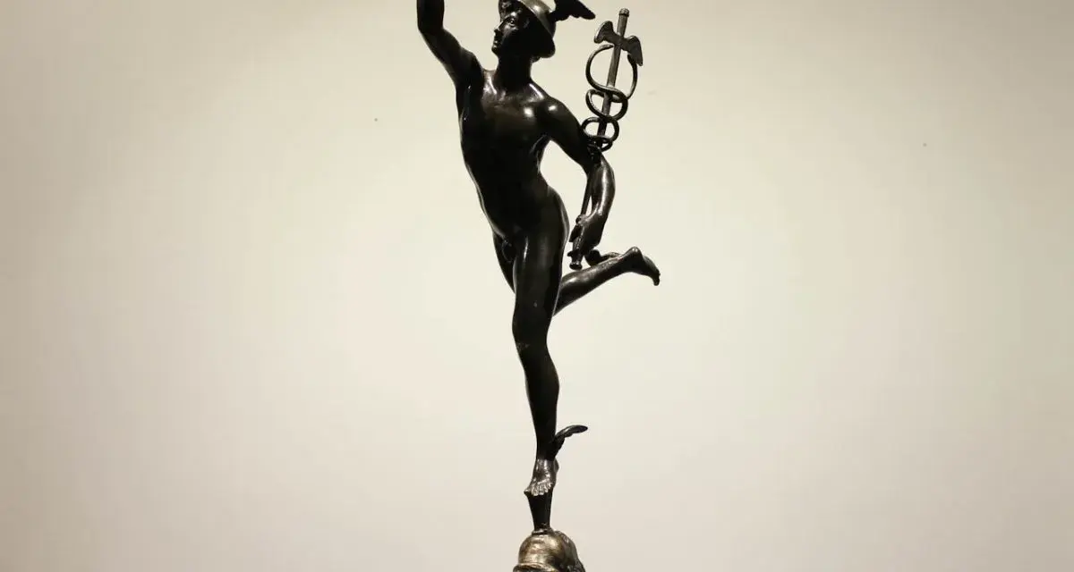 Mercure ailé, le caducée à la main, dans une pose dynamique. Cette sculpture en bronze, inspirée par Jean de Bologne, semble prête à s'envoler.
