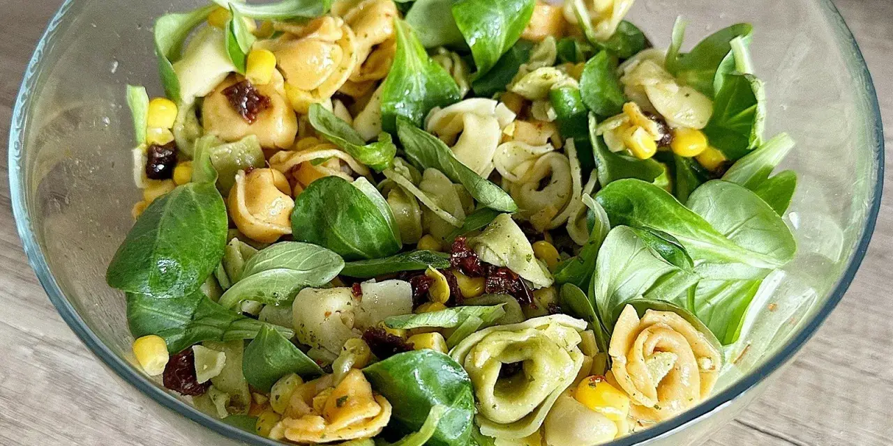 Idealna sałatka z tortellini: Przepis, triki i 4 warianty