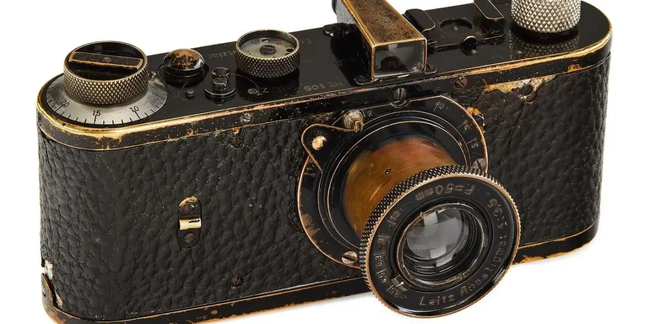 Un vieil appareil photo Leica avec son objectif le plus cher, le Leitz Anastigmat 50mm, témoin d'une époque révolue.