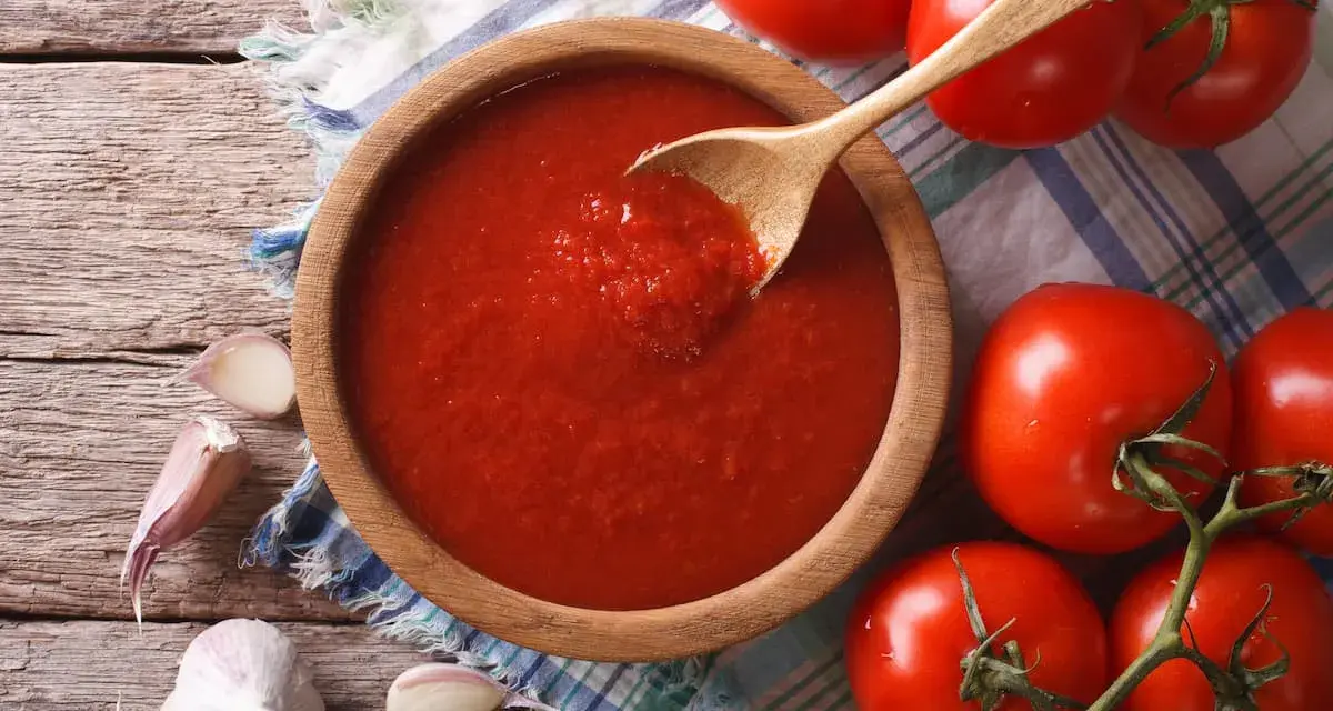 Jak zrobić sos do pizzy z pomidorów? Sekret idealnego smaku!