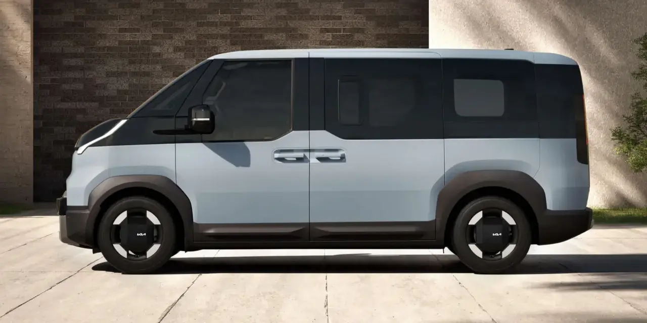 Jasnoszary elektryczny van Kia PV5 z czarnymi akcentami, widziany z boku.