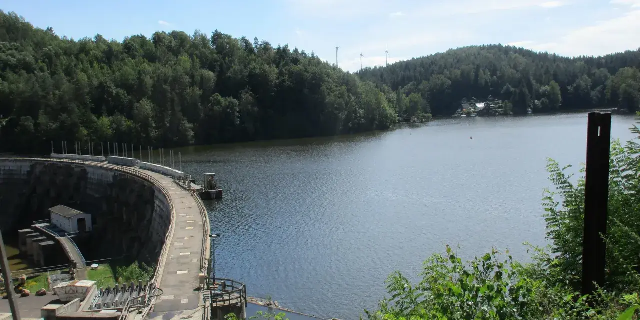 Talsperre Kriebstein mit Blick auf den Stausee und bewaldete Hänge. Ein schöner Ort zum Baden und Entspannen.