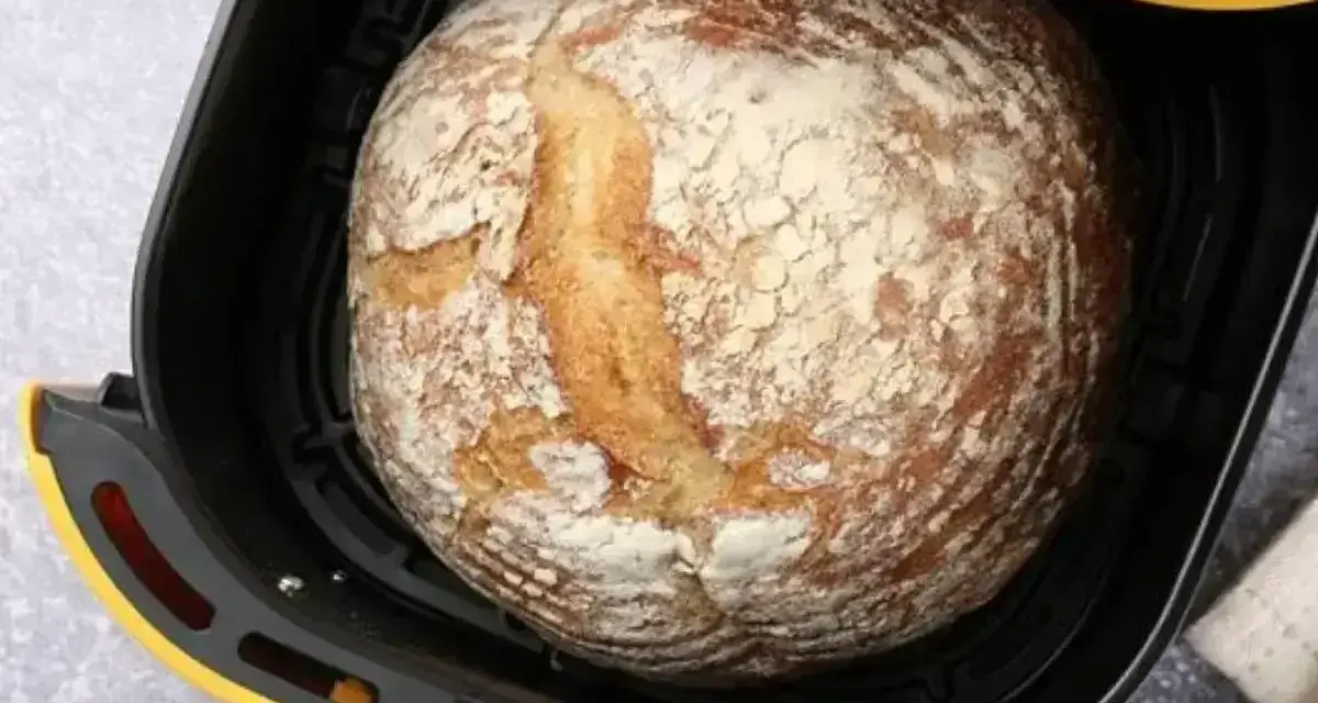 Chleb z airfryer, rumiany i pachnący, gotowy do podania. Idealny na szybkie śniadanie lub dodatek do obiadu.
