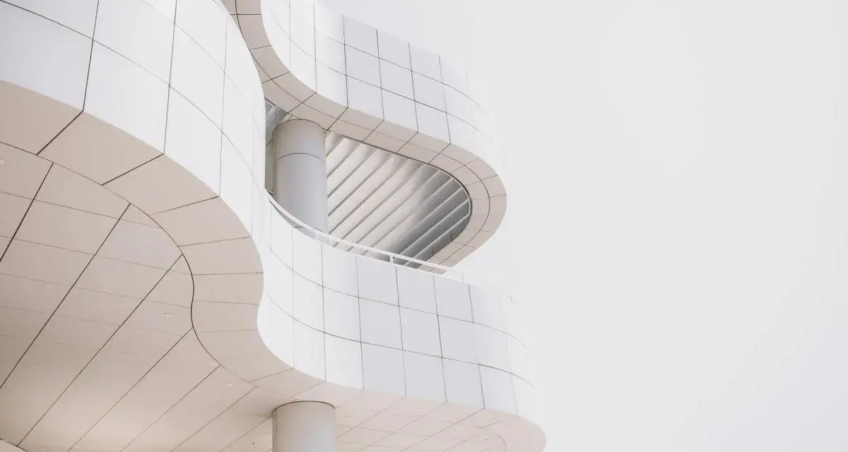 Lignes courbes et épurées d'une architecture blanche, une parfaite photo minimaliste définition.