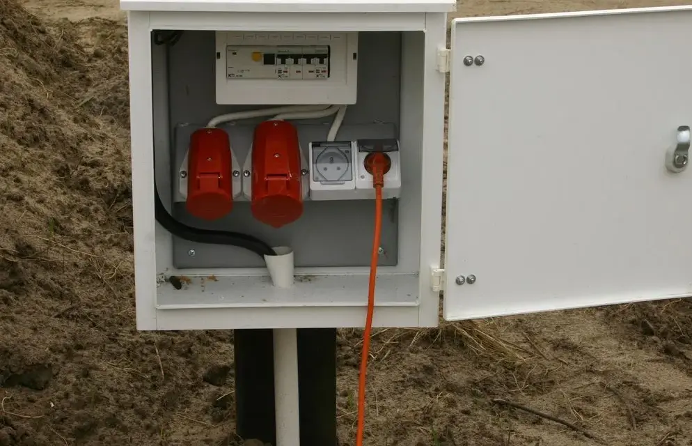 Skrzynka elektryczna na działce: Co dalej? Podłącz prąd do domu!