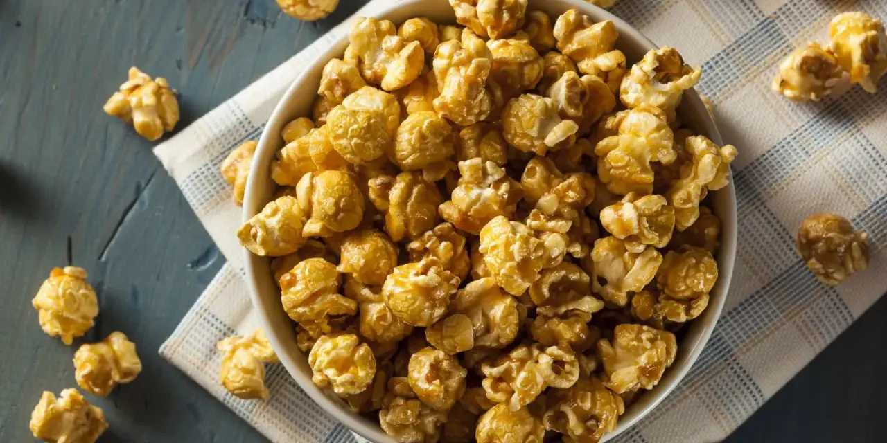 Miseczka karmelowego popcornu, idealna przekąska. Chcesz wiedzieć, jak zrobić popcorn? Oto inspiracja!