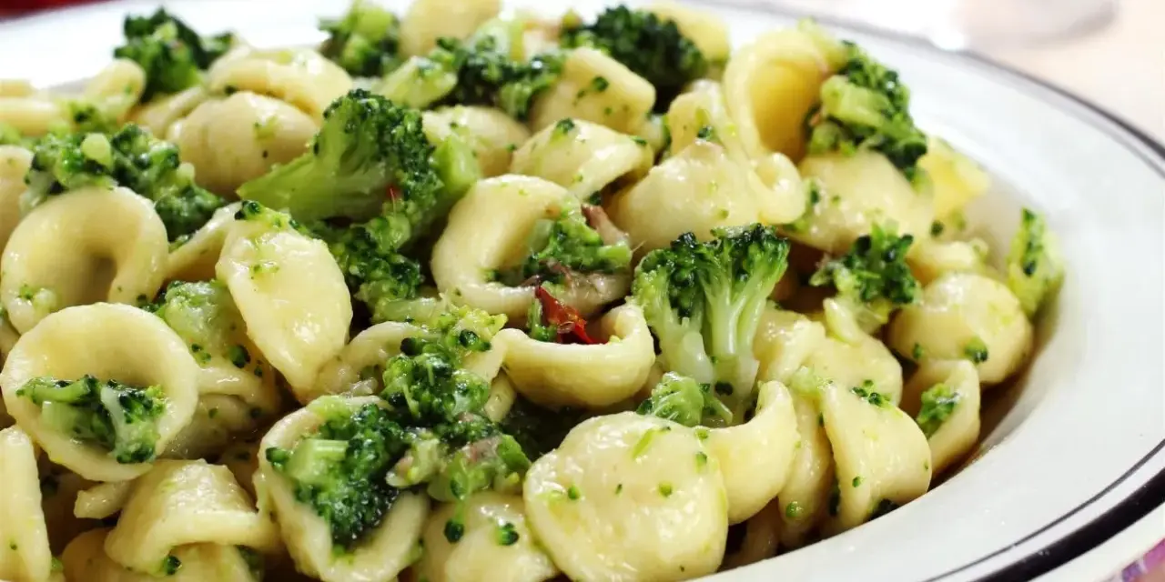 Makaron orecchiette z brokułami i chili. Pyszne danie, które świetnie smakuje samo lub z dodatkiem anchois.