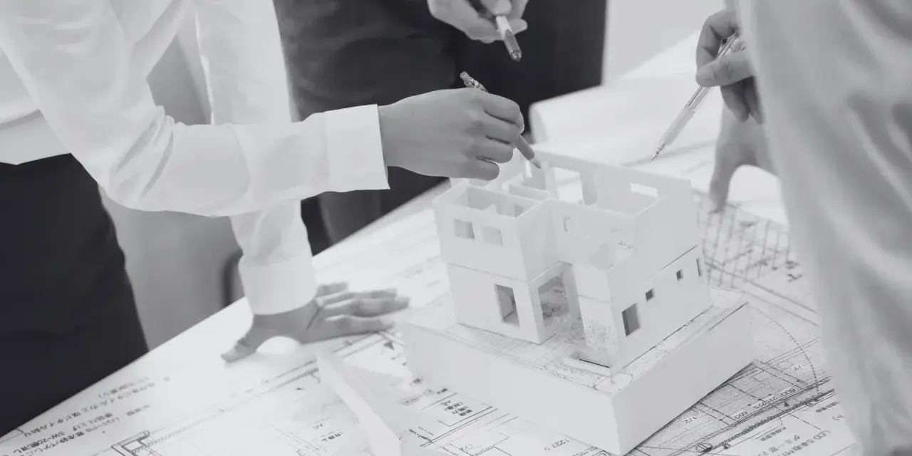 Architekci analizują projekt domu. Gdybyś miał do czynienia z samowolą budowlaną, gdzie zgłosić, dowiesz się z dokumentacji technicznej.