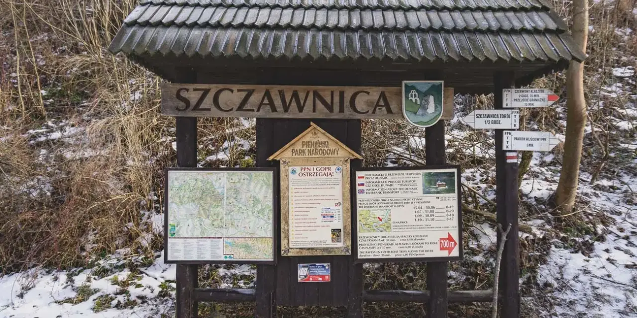 Zimowe Pieniny. Tablica informacyjna w Szczawnicy z mapą szlaków i informacjami o spływach Dunajcem.