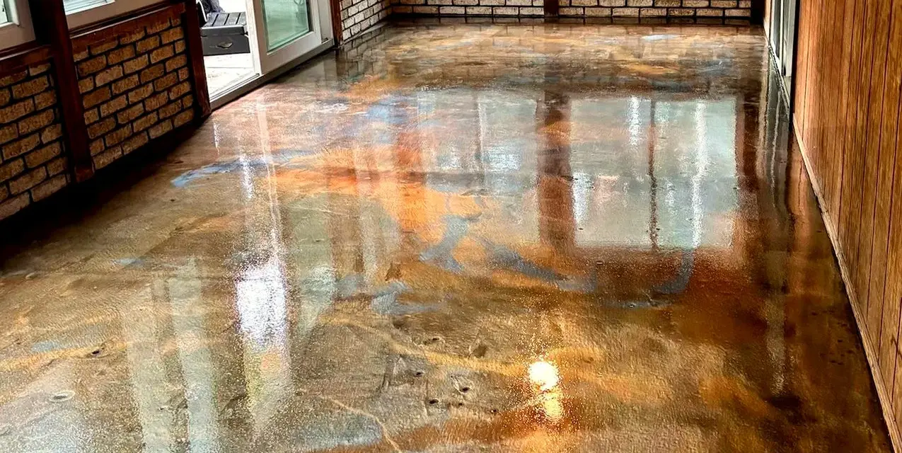Błyszczące podłogi epoksydowe w odcieniach brązu i błękitu, odbijające światło i otoczenie.
