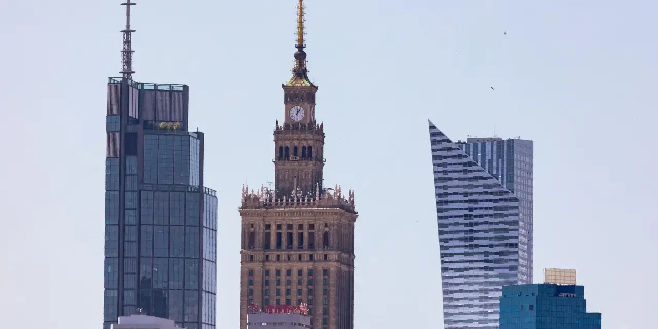 Warszawskie drapacze chmur, w tym Pałac Kultury i Nauki, symbolizują dynamiczną budowę miasta.