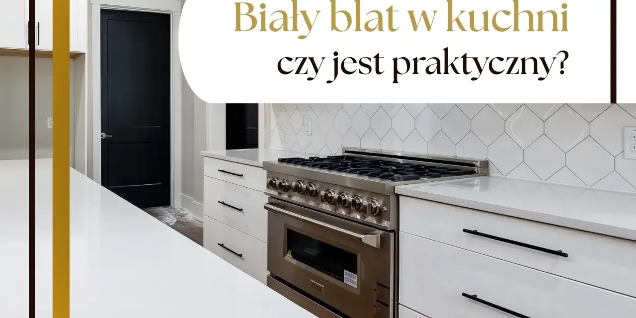 Nowoczesna kuchnia z białym blatem, który jest praktyczny mimo pozorów. Widoczna kuchenka i czarne drzwi.