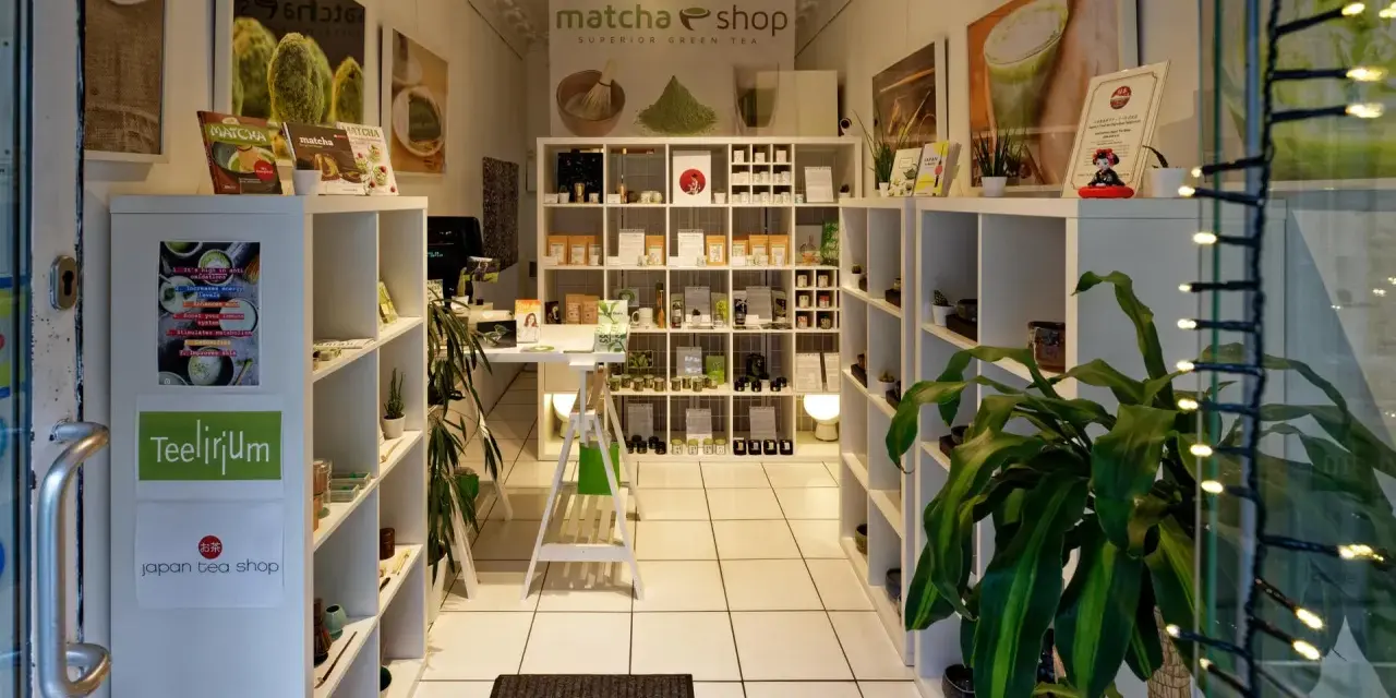 Innenansicht eines japanischen Teeladens in Berlin. Regale voller Matcha-Produkte und grüner Tee-Sorten.