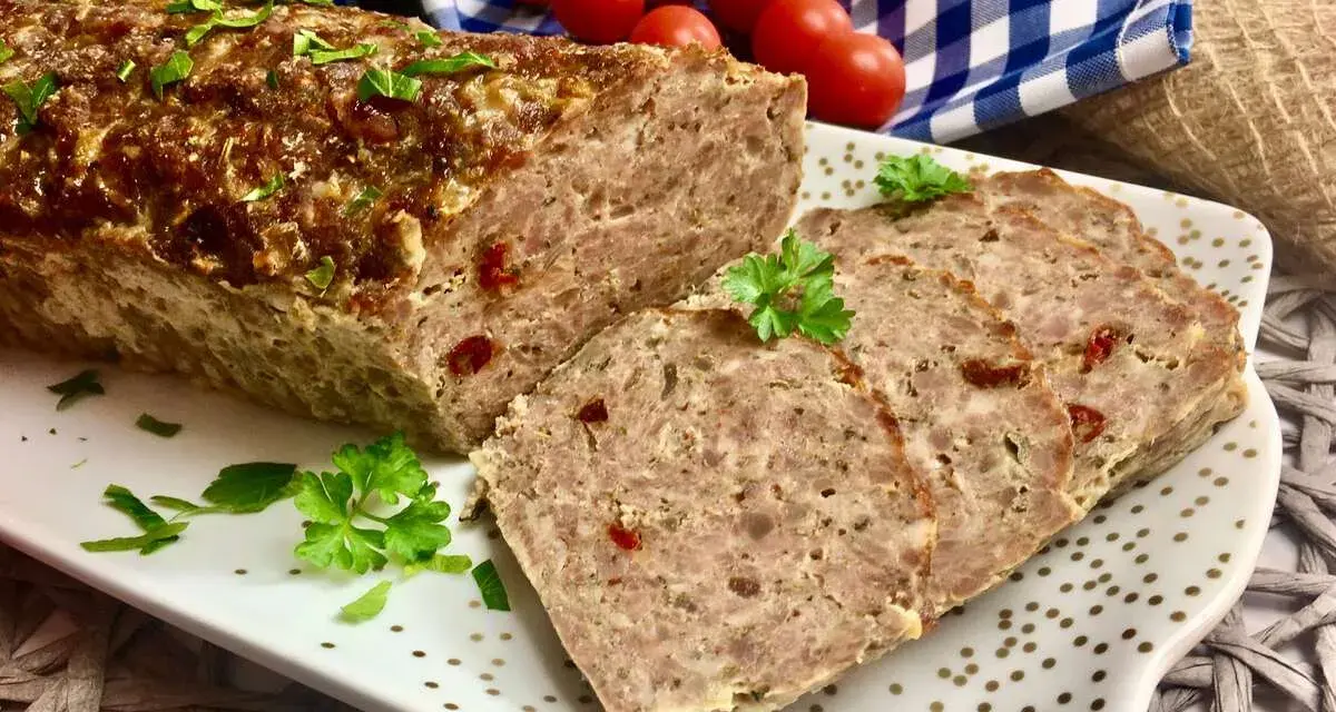 Klasyczna pieczeń rzymska, soczysta i aromatyczna, pokrojona na plastry, ozdobiona natką pietruszki.
