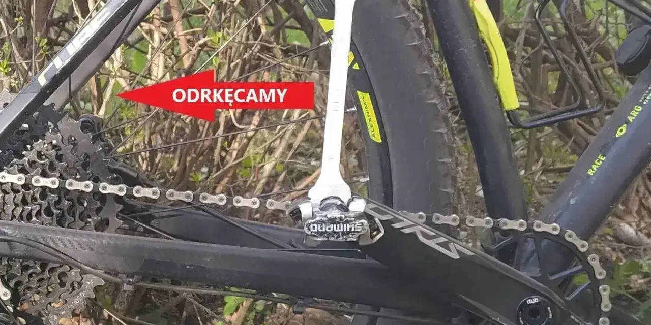 Klucz pokazuje, w którą stronę odkręcamy pedał, a strzałka wskazuje kierunek przykręcania.