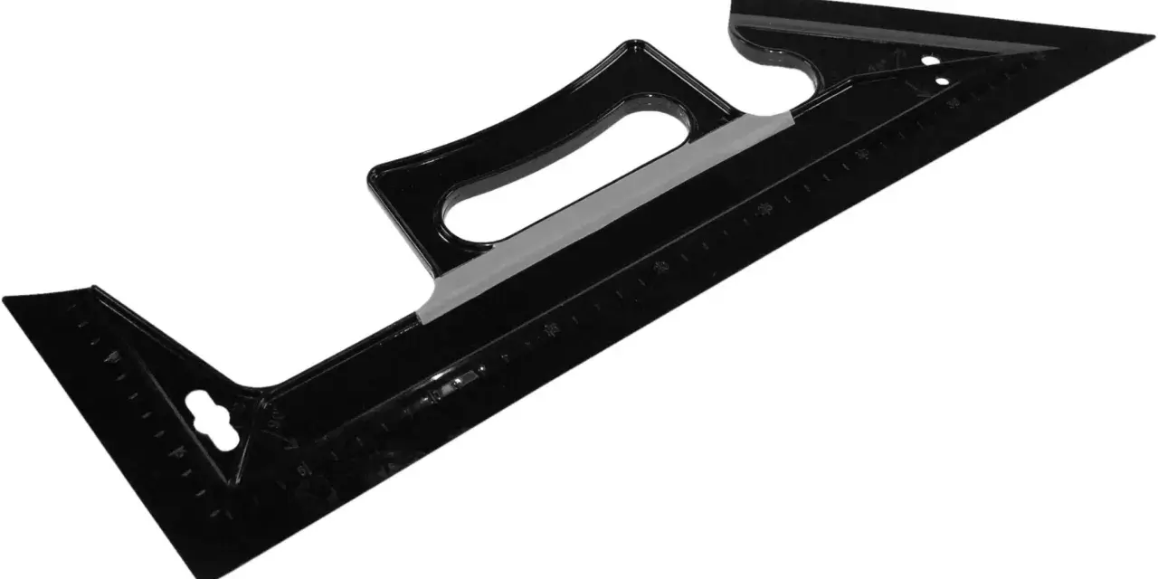 Escuadra de carpintero negra con marcas para medir y trazar líneas rectas, ideal para proyectos de pintura en plástico.