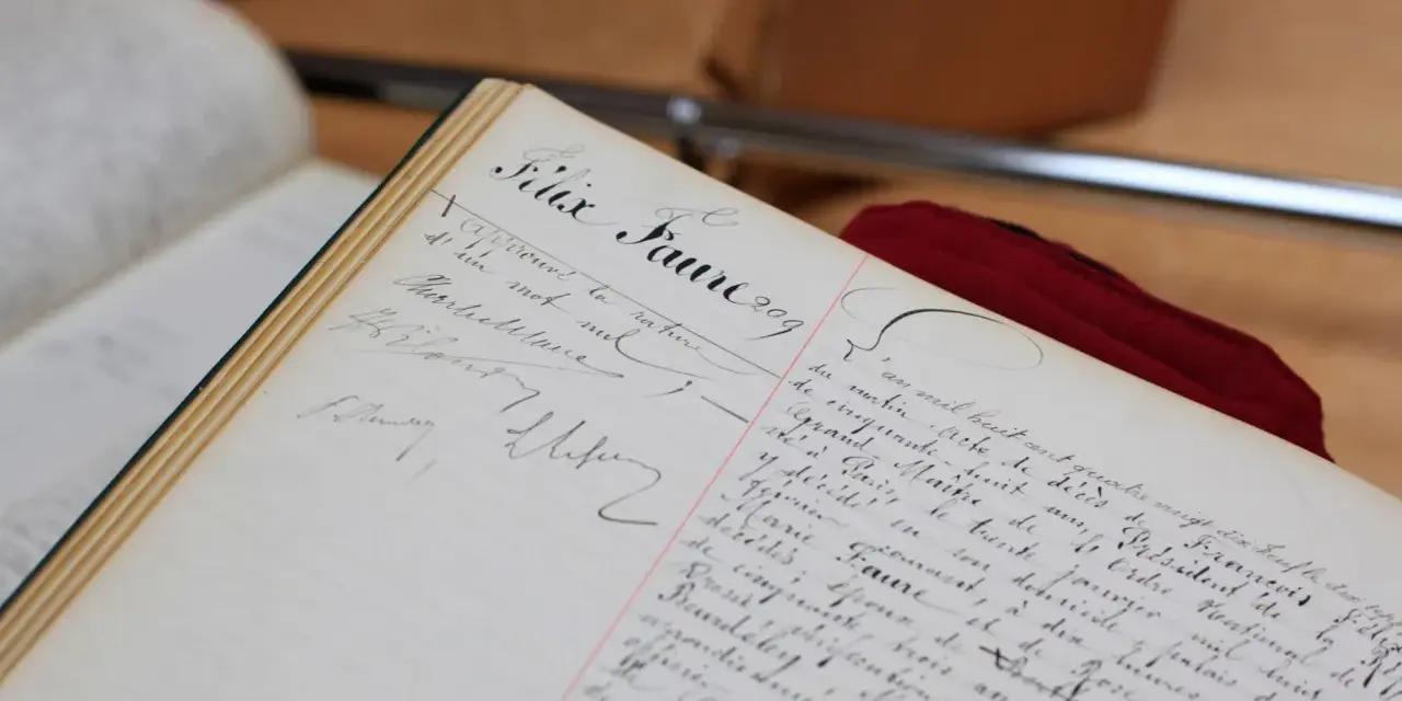 Comment consulter les registres d'état civil sur internet : un livre ancien manuscrit, peut-être un registre d'état civil, avec des écritures calligraphiées.