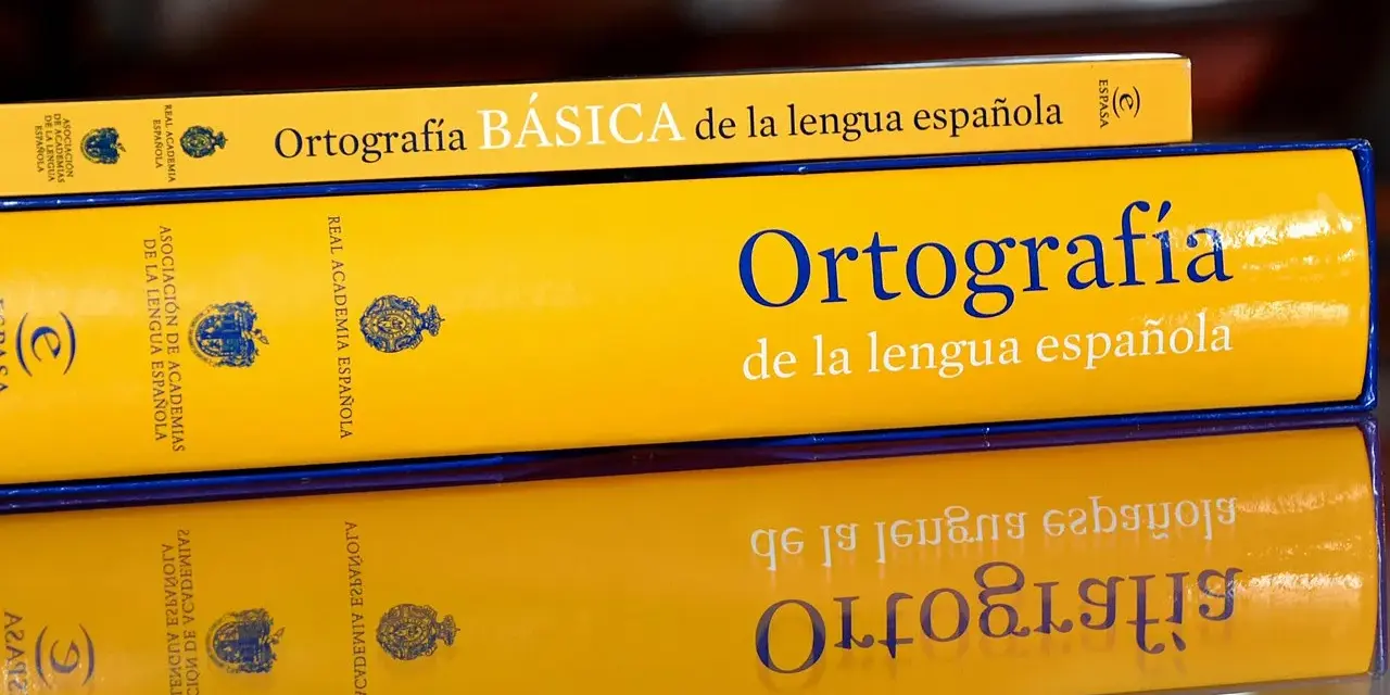 Libros de "Ortografía de la lengua española" de la Real Academia Española, esenciales para aprender el abecedario español.