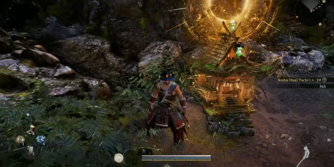 Un guerrero se acerca a un santuario de Nioh, rodeado de vegetación y rocas. Una luz dorada emana del santuario.