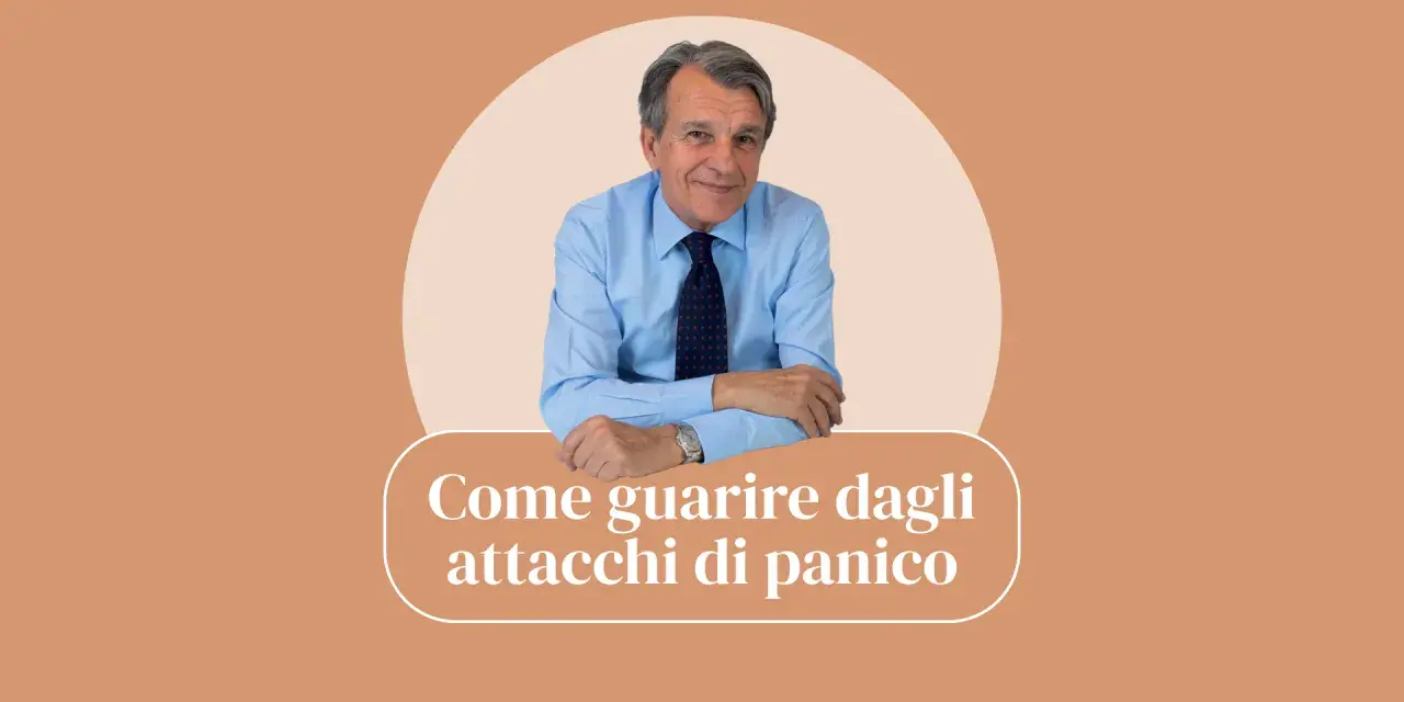 Uomo sorridente in camicia blu, con la scritta "Come guarire dagli attacchi di panico".