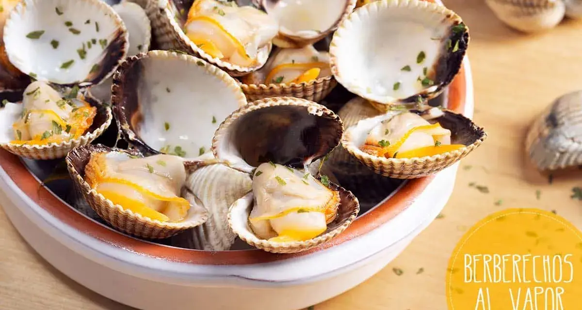 Deliciosos berberechos al vapor, recién cocidos y espolvoreados con perejil fresco. Un bocado del mar.