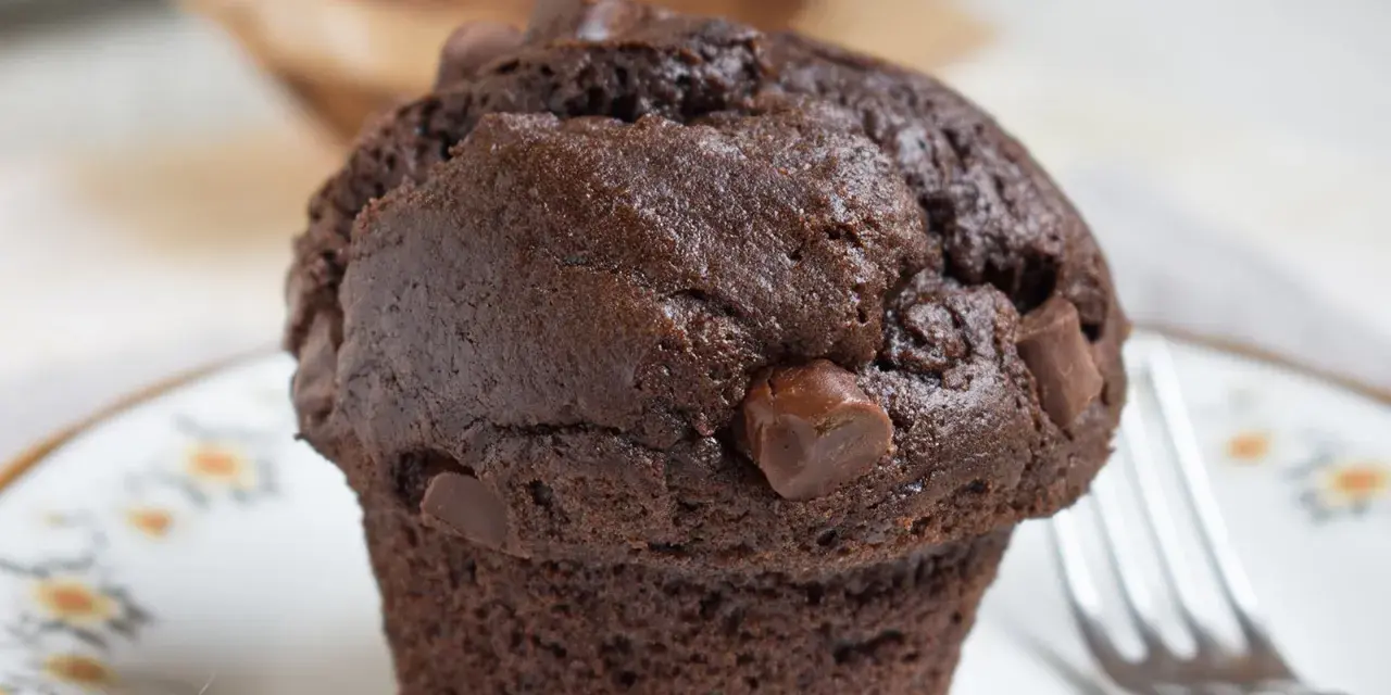 Saftige Muffins mit Joghurt und Schokolade, perfekt für den Kaffeetisch.