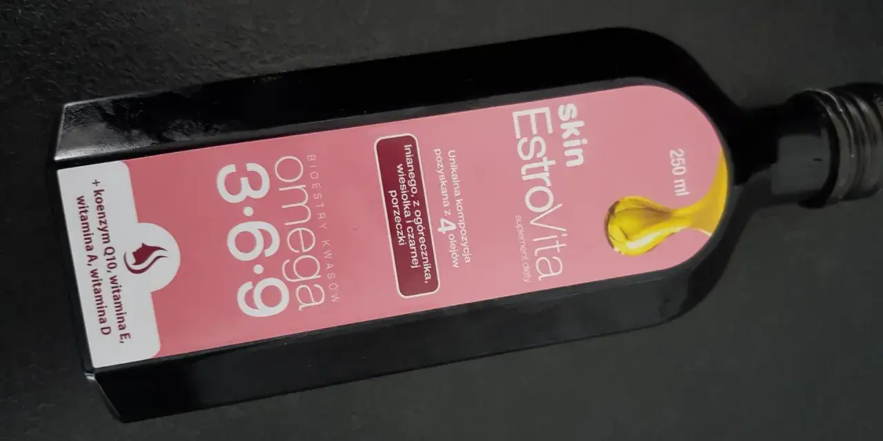 Butelka suplementu diety EstroVita Omega 3-6-9 z koenzymem Q10 i witaminami.