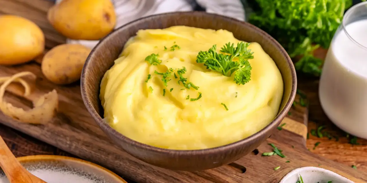 Cremiger Kartoffelbrei, wie ihn Oma macht. Ein einfaches Kartoffelbrei Rezept, das immer gelingt. Mit frischer Petersilie garniert.