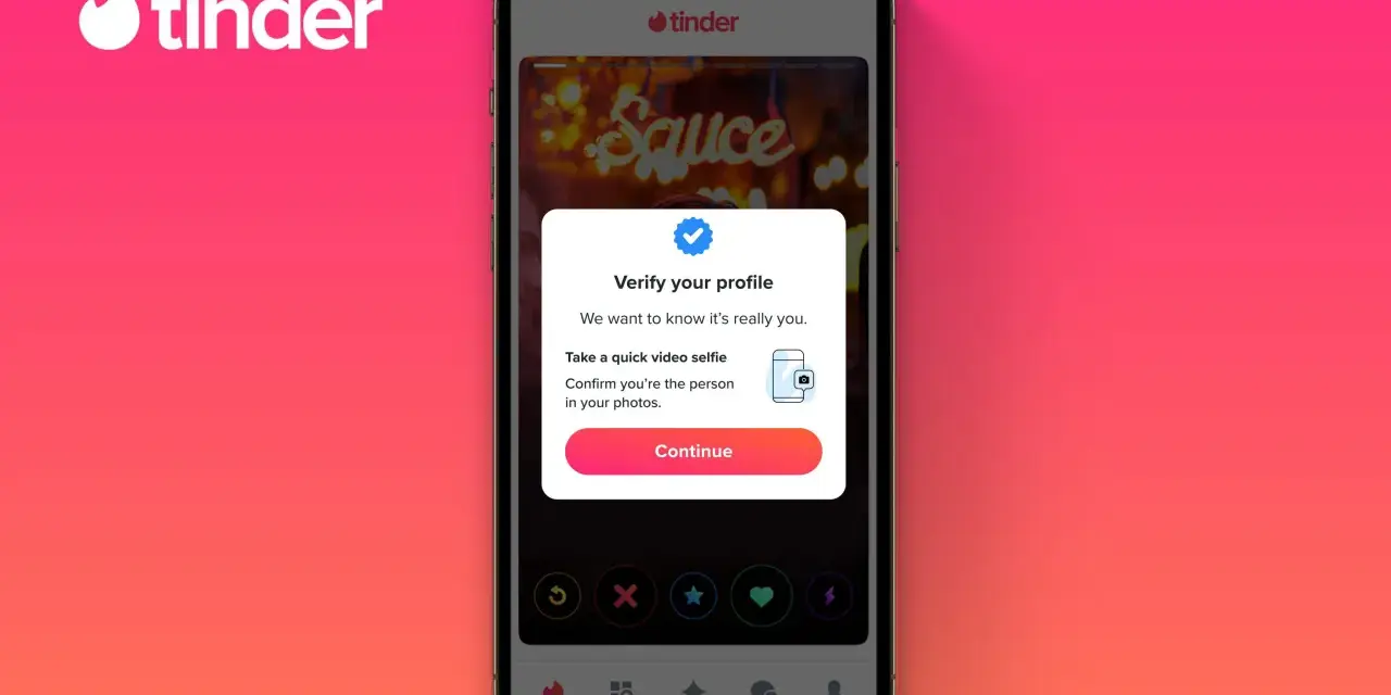 Ekran telefonu z aplikacją Tinder. Wyskakujące okienko prosi o weryfikację profilu przez selfie wideo. Może to pomóc w znalezieniu par, gdy jest tinder brak par.