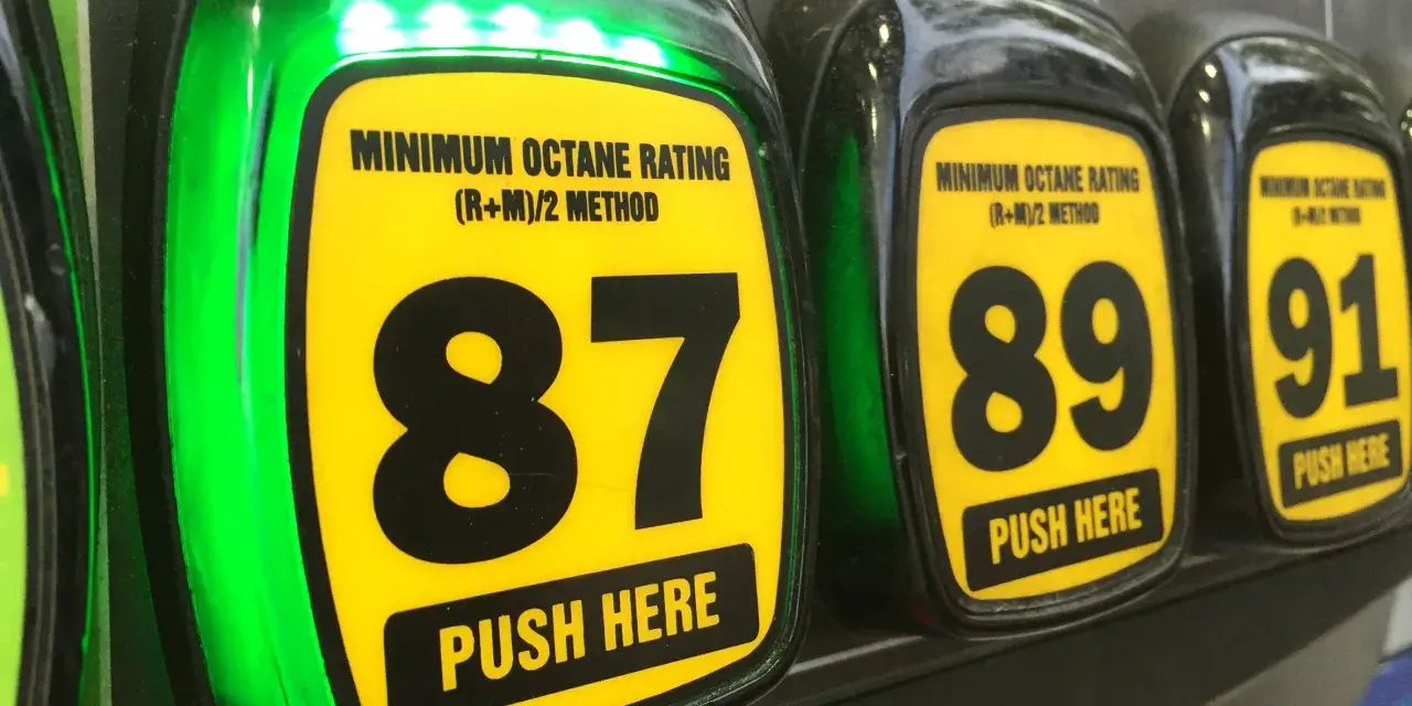 Pannelli luminosi verdi e neri indicano le opzioni di benzina: 87, 89 e 91 ottani. Scegli il tuo super è benzina!