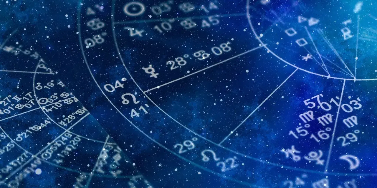 Astrologia co to? Widok na niebo z gwiazdami i symbolami zodiaku, tworzący tajemniczy, kosmiczny klimat.
