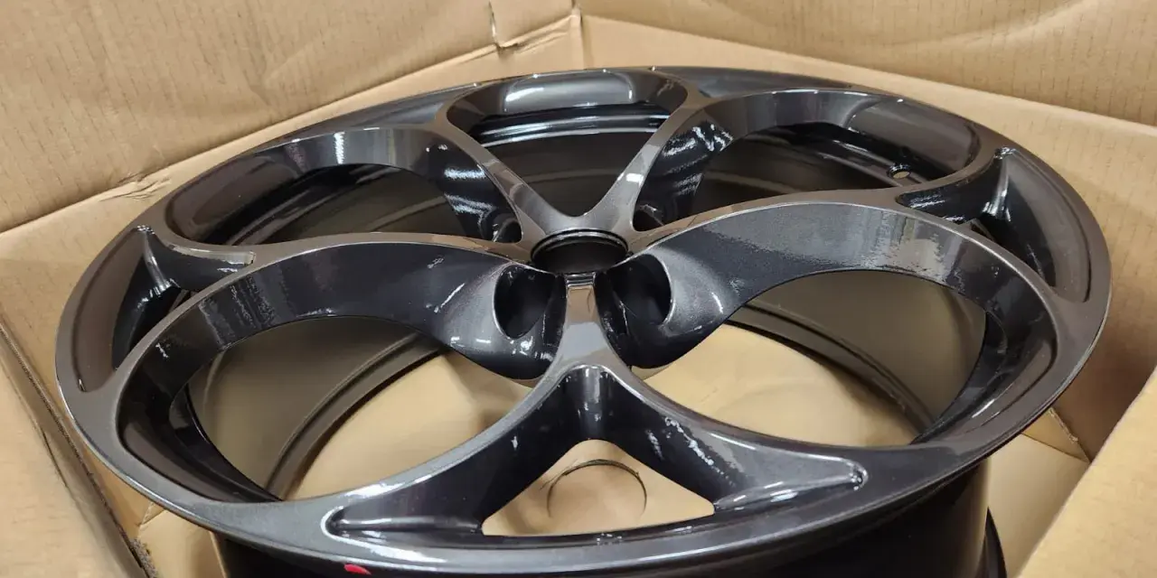 Cerchi Stelvio 20 pollici, design a 5 razze, finitura grigio antracite lucido, appena usciti dalla scatola.