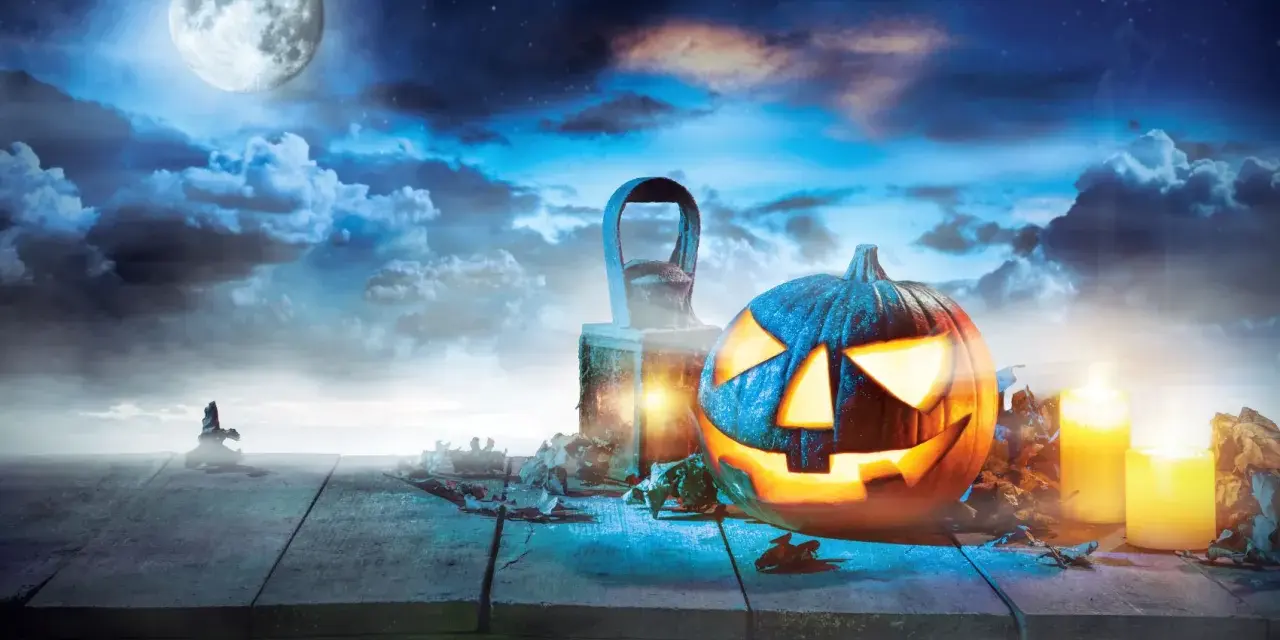 En läskig pumpa lyser upp en mörk natt med fullmåne, perfekt för halloween i Sverige.